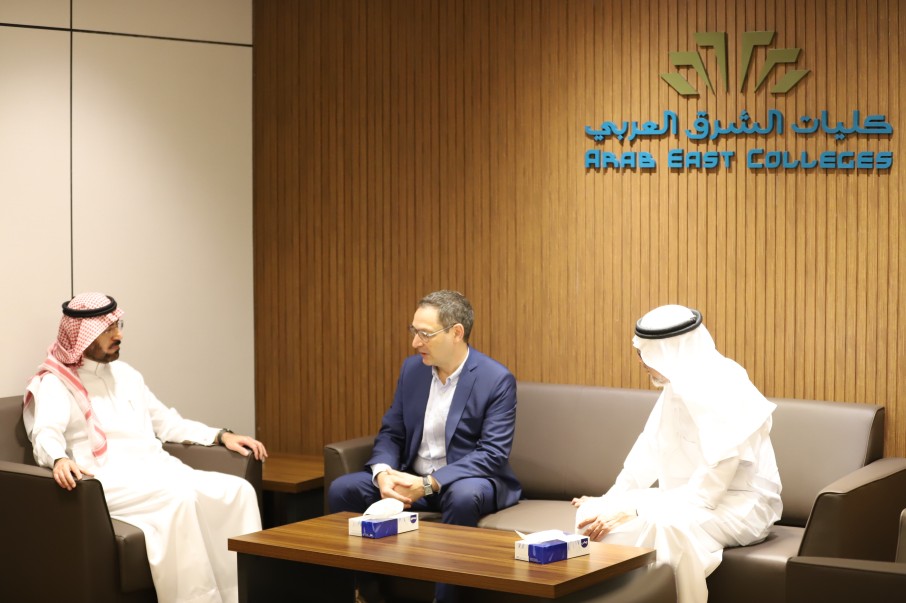 رئيس مجلس الأمناء يلتقي أستاذًا زائرًا من جامعة لوكسمبورغ ويبحثان آفاق التعاون الأكاديمي