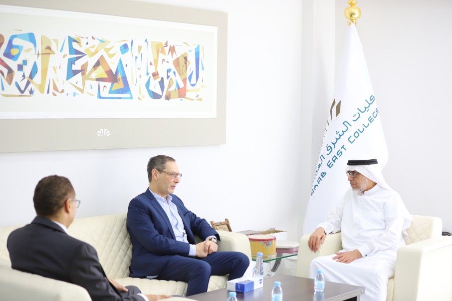 رئيس مجلس الأمناء يلتقي أستاذًا زائرًا من جامعة لوكسمبورغ ويبحثان آفاق التعاون الأكاديمي