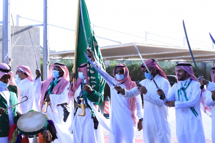 عميد كلية الدراسات العليا وأعضاء هيئة التدريس والطلاب يشاركون في أداء العرضة السعودية