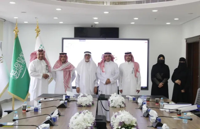 عميد كلية الحقوق يلتقي وفداً من اتحاد الغرف التجارية السعودية