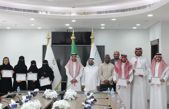عميد كلية الدراسات التطبيقية يكرم متفوقي قسم الحاسب