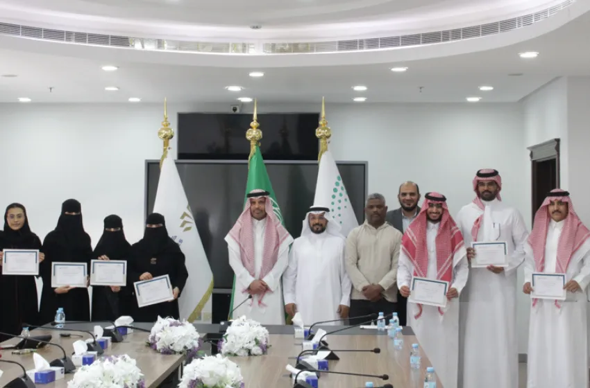 عميد كلية الدراسات التطبيقية يكرم متفوقي قسم الحاسب